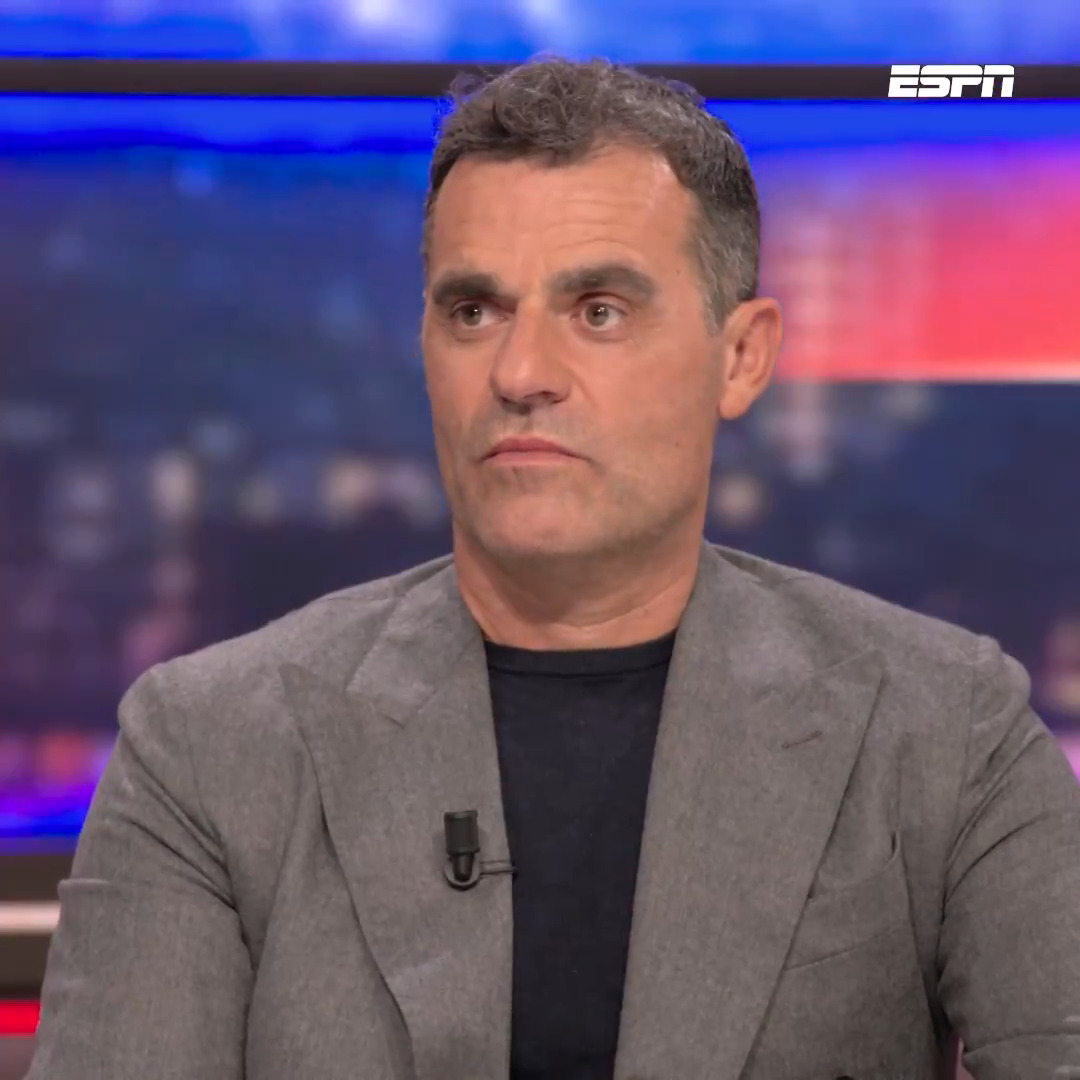 Kenneth Perez snapt helemaal niets van de rode kaart voor David Møller Wolfe 🤨🟥 "Hoe is dit rood? De bal is totaal niet onder controle" #AZPSV