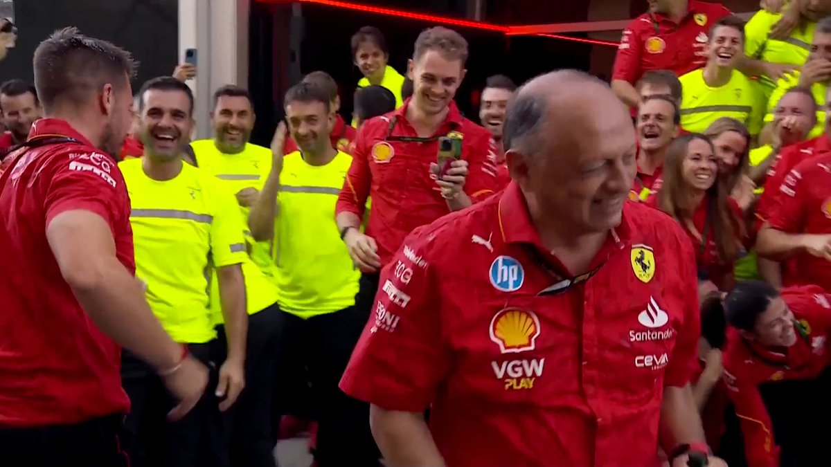 📸🍾 La photo de famille Ferrari... perturbée par Frédéric Vasseur ! #USGP #F1