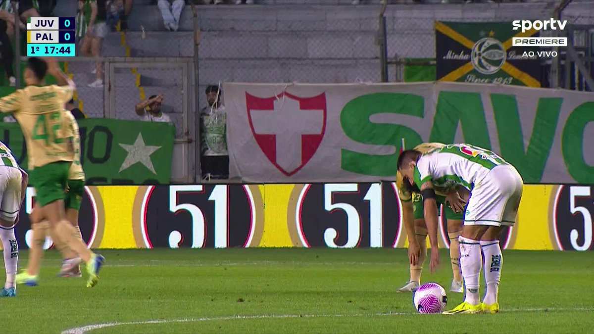 Arbitragem não assinalou nada nesse lance. O que achou, torcedor?