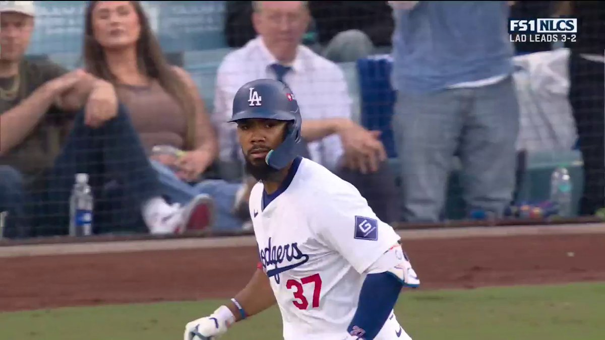 I love me some Teoscar Hernandez. But this CAN NOT happen in the playoffs. Absolutely have to be on 2nd base here.