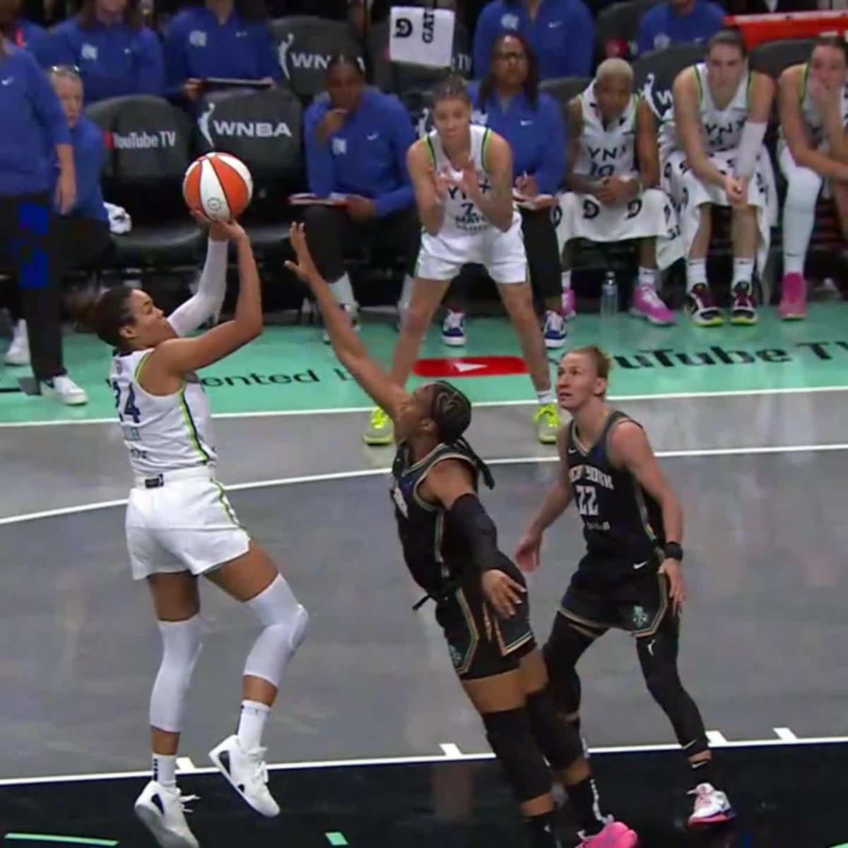 NAPHEESA COLLIER SO SMOOTH WITH IT 🔥 She's up to 10 points 👀 📺 ESPN