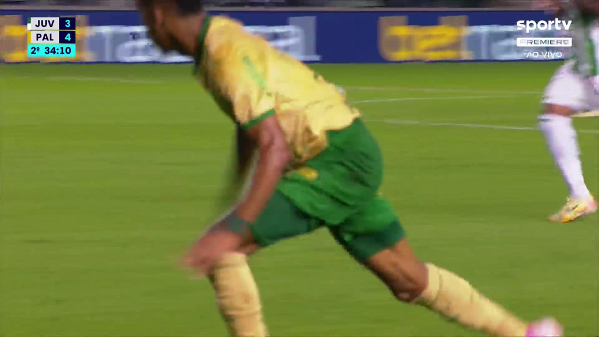 Estêvão sofreu a falta, caiu no chão, rolou, levantou e continuou jogando. Esse lance tem que ser mostrado em todas as categorias de base no Brasil.