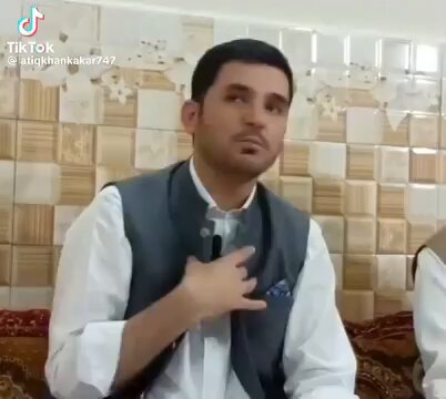 عادل بازئی پشتو میں کہہ رہا ھے میں بھی آرام سے دو عرب لیکر بک سکتا تھا لیکن میرے پیسے جاتے ھے جائے،مجھے منسٹری نہی چاہیئے میں دھوکہ نہی دونگا خان کو واقعی شیر ھے یہ بندہ Adil Khan Bazai