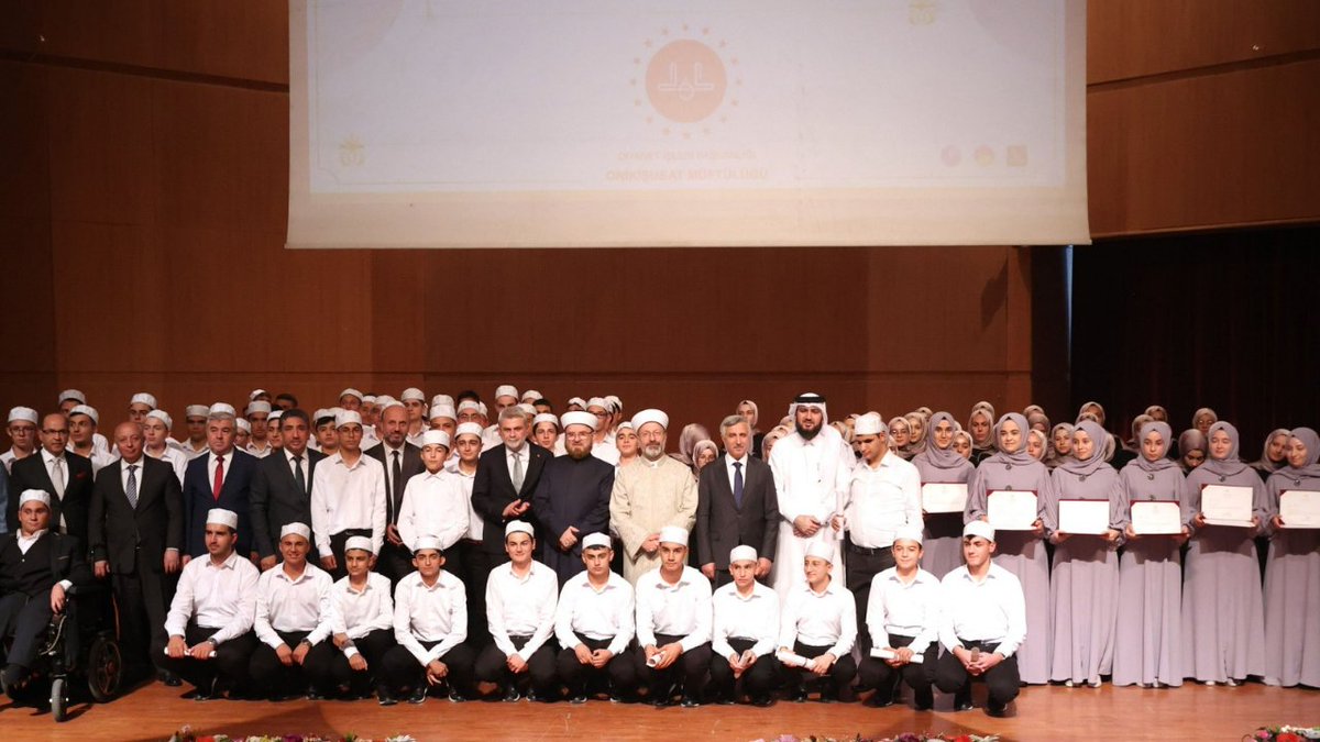Kahramanmaraş Onikişubat Müftülüğü tarafından düzenlenen “Kur’an’ı Anlama ve İslami İlimler Mezuniyet Töreni”ne Dünya Müslüman Alimler Birliği Genel Başkanı Prof. Dr. Ali Muhyiddin el-Karadaği ile birlikte katıldık. Çocuklarımız, gençlerimiz Kur'an'ı hıfz ederken, manasına da vakıf olsunlar diye bu programı başlatmıştık. Elhamdülillah bugün bunun meyvelerini burada aldık. Yüce Rabbimiz rehberimiz olan Kur'an-ı Kerim'i hayatımıza tanzim edebilenlerden eylesin.