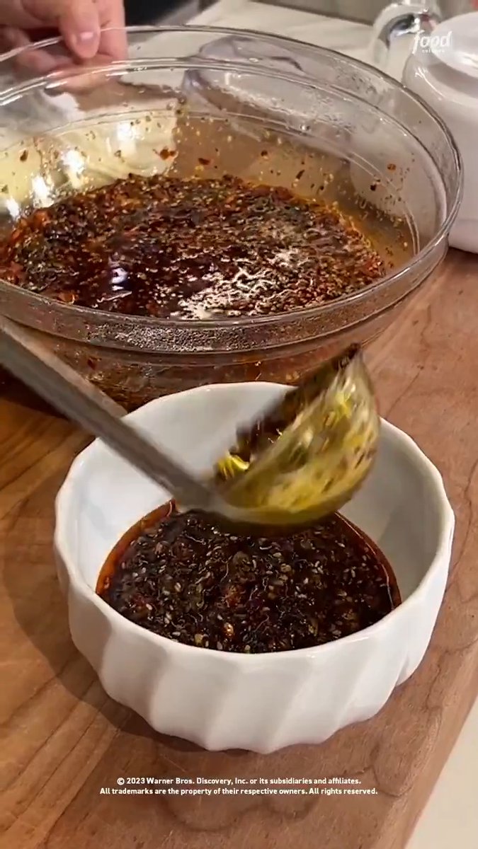 How satisfying is that sizzle of homemade chili oil?! 😍 Trust us – you’re going to want a jar of Mei Lin’s chili oil in your fridge at ALL times. Get the recipe: