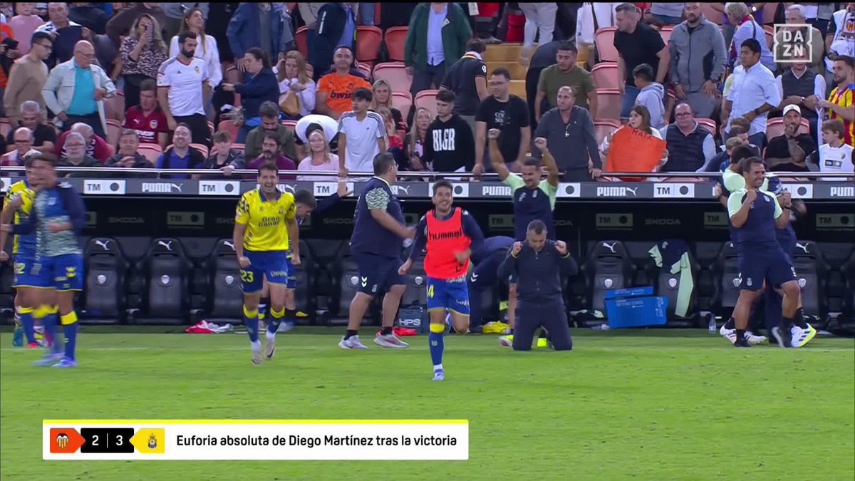 ¡QUÉ IMAGEN! 🟡🔵 Diego Martínez, arrodillado al consumarse su primera victoria al frente de la UD Las Palmas #LALIGAenDAZN ⚽️