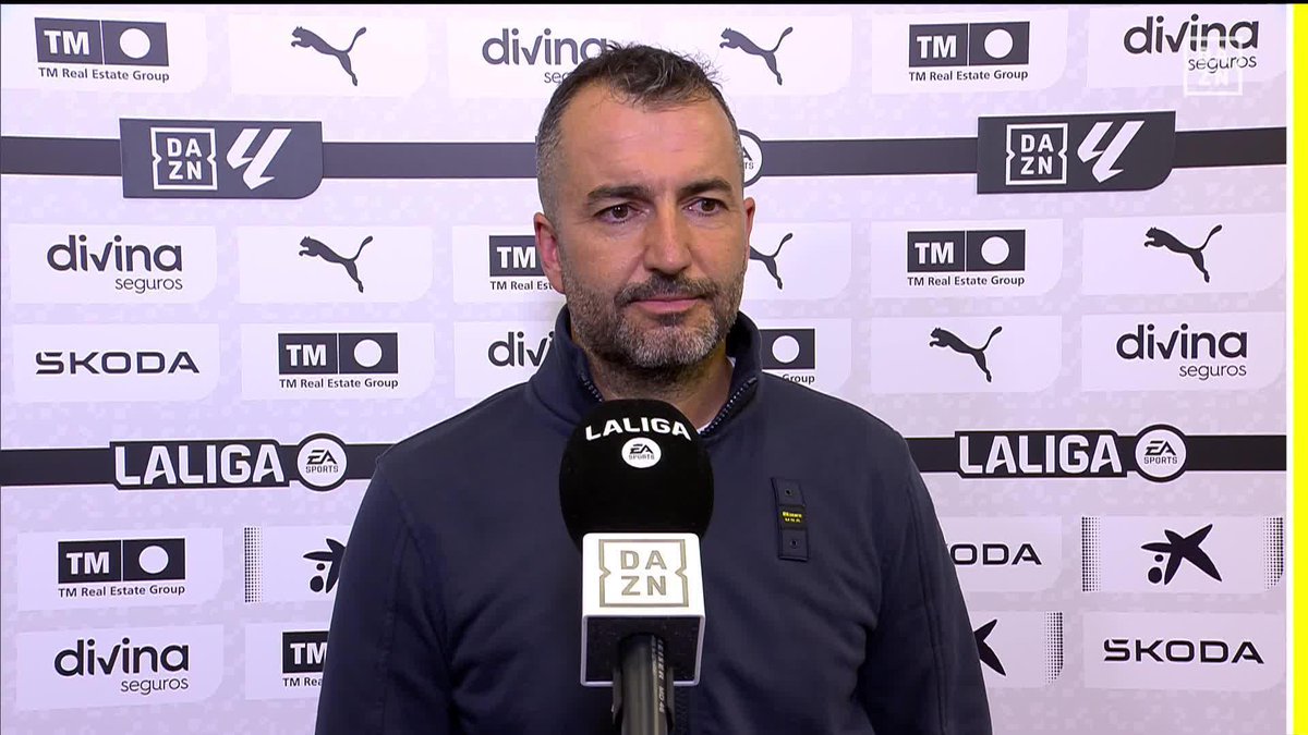 🗣️ "Esta victoria también pertenece a Luis Carrión y a su cuerpo técnico" El detallazo de Diego Martínez con el anterior entrenador de Las Palmas tras el triunfo en Mestalla 👏🏻 #LALIGAenDAZN ⚽️