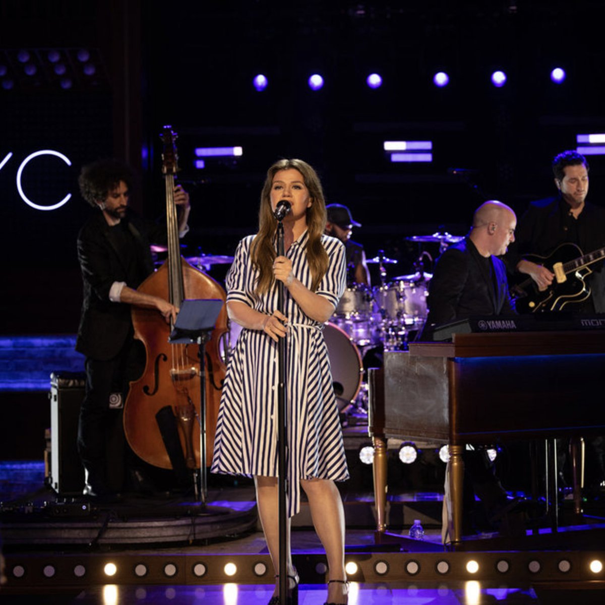Kelly Clarkson is literally the ONLY singer who can pull off a classic Frank Sinatra song on a random Monday and make it sound effortless! She’s a vocal beast who EXHALES versatility 🔥