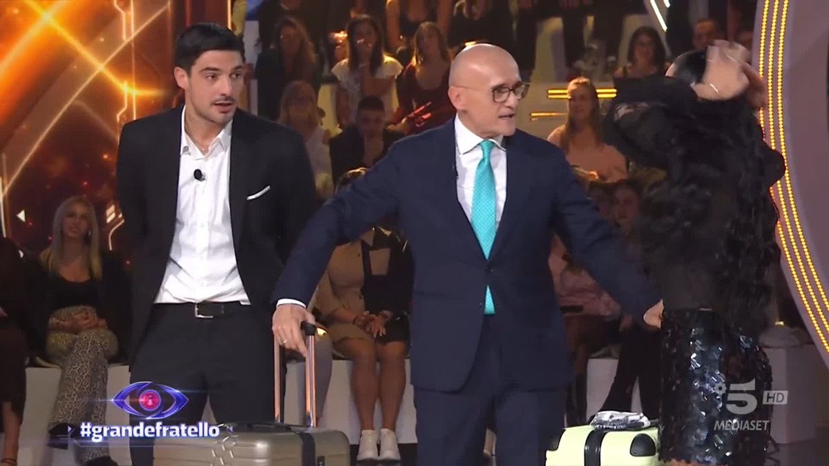 Ragazzi, preparate le valigie perché si parte per Madrid… la Casa del Gran Hermano vi aspetta! 🤩 #GrandeFratello