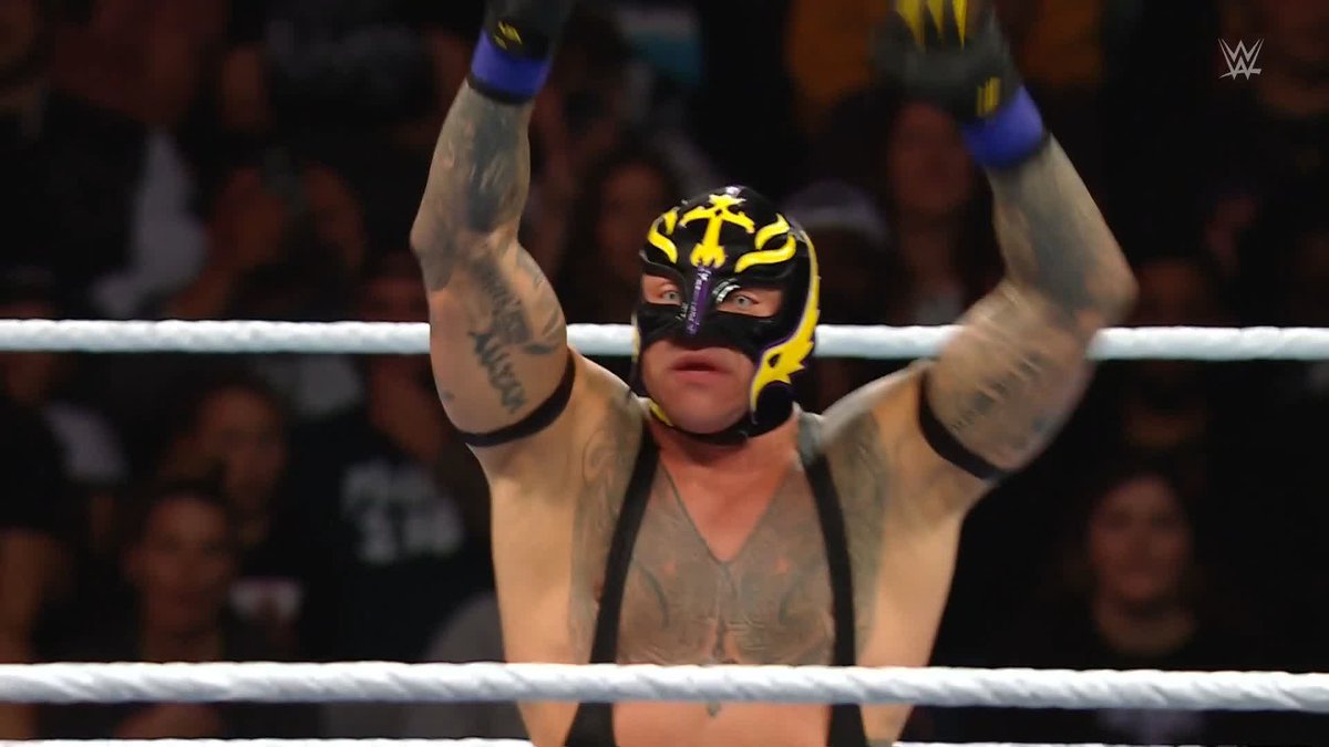 THIS IS AWE-SOME! 👏👏 👏👏👏 #WWERaw