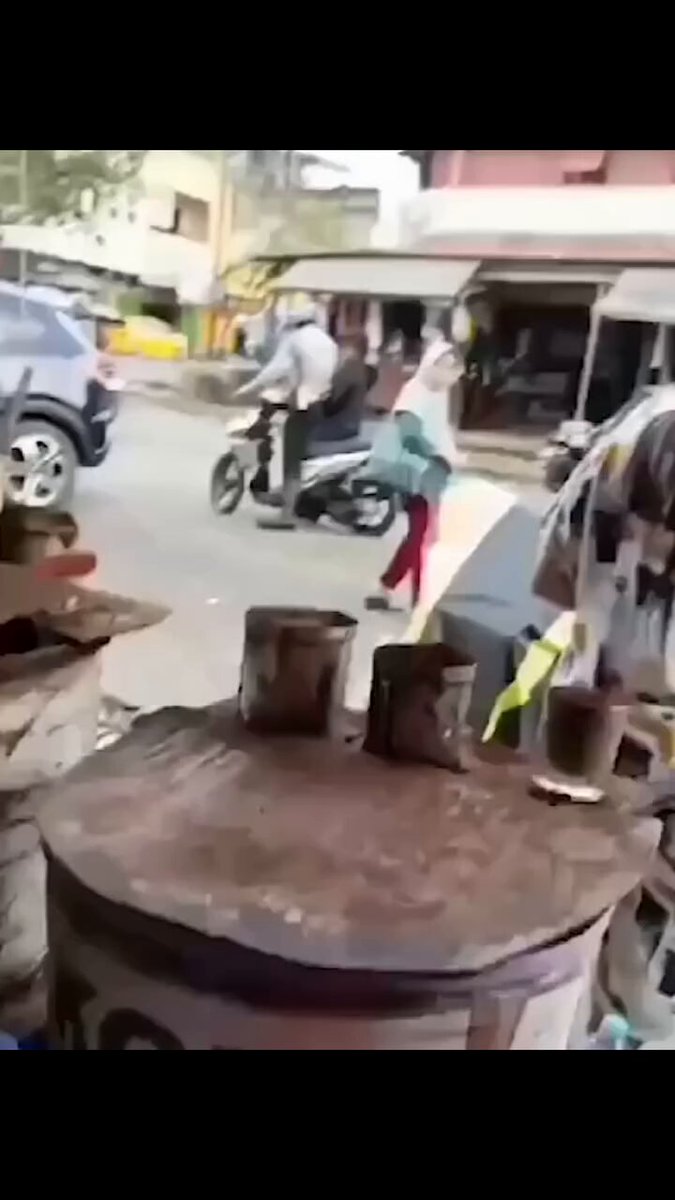Viral video seseorang yg diamankan petugas karena menolak ditilang Blm di ketahui kapan dan dimana kejadiannya Namun byk di unggah ulang oleh sejumlah akun media sosial