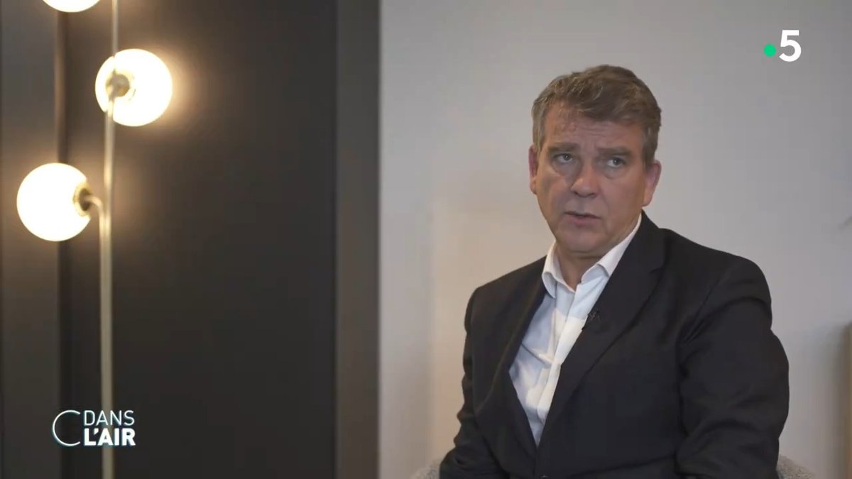 Sa parole était devenue rare, mais Arnaud Montebourg, le chantre du made in France, a décidé de sortir de son silence depuis qu'un fonds américain a annoncé qu'il allait reprendre la filiale de Sanofi qui produit le #doliprane. Interview Léa Demirdjian et Nicolas Baudry d'Asson