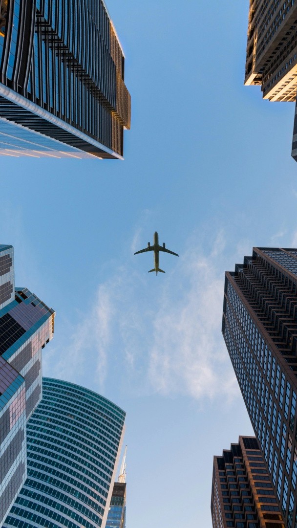 Les billets d'#avion coûteront bientôt plus cher ✈️🤑 Le gouvernement veut taxer le secteur aérien et particulièrement les vols en classe affaires. Mais en classe éco aussi certains billets verront leur prix augmenter d'au moins 10 euros. 🎙️ Jean-Baptiste Huet