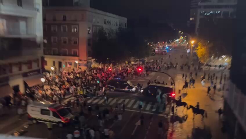 Le venden tu club a un singapurense, destruye a uno de los cinco equipos más grandes de España, al no tener voz ni voto protestás, te reprimen. Que alguien me diga cuando los socios del Valencia tuvieron la posibilidad de elegir no convertirse en SAD.
