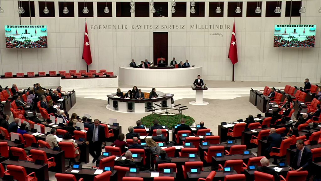 CHP İstanbul Büyükşehir Belediyesi Sağlık Komisyonu başkanı Çete lideri çıksın Cumhuriyet Halk Partisi Esenyurt belediyesi sağlık müdürü Çete üyesi çıksın Sonra bu çeteyi AK PARTİ çökert0sin Ama CHP bağırmaya olayı kapatmak için her türlü provokasyona devam etsin .