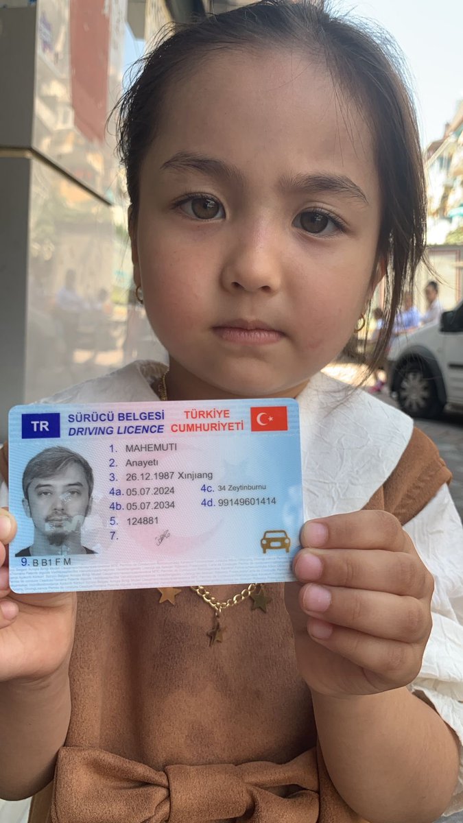 3 kız babası Uygur, gelen yemek sipariş aramaları sebebiyle geri gönderme merkezine gönderildi. Çin'e gönderilmeyi kabul ettiğine dair evrak imzalatılmak istenmiş. Eşi: “Türkiye, eşimi Çin’e teslim etme” serbestiyet 👉