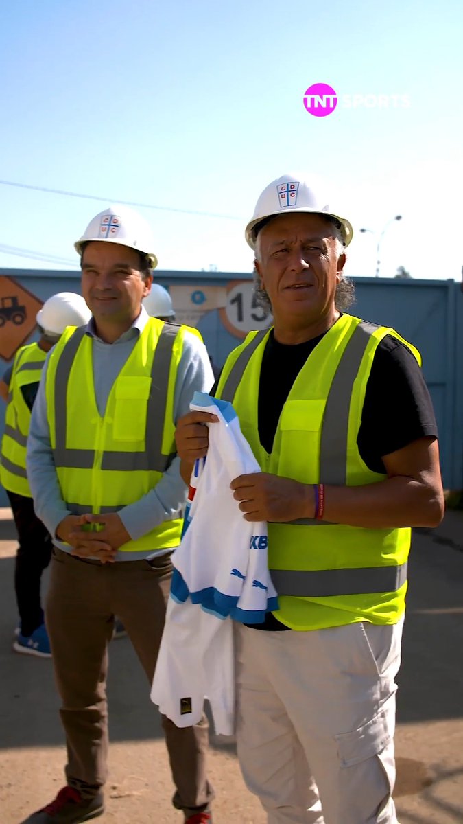 👷🏼♂️⚪🔵 ¡Un histórico en la Fortaleza Cruzada! Pipo Gorosito presenció el avance de las obras del nuevo estadio de #LosCruzados, el que por muchos años fue su casa, en donde celebró varias conquistas. Además, quedó maravillado y lo calificó como un recinto europeo.