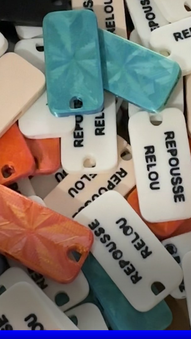 💬 "C'est une super initiative" Des sifflets "repousse relou" distribués contre le harcèlement de rue 🤳 Notre reporter Robin Bernaud a suivi leur inventeur lors d'une distribution à Caen