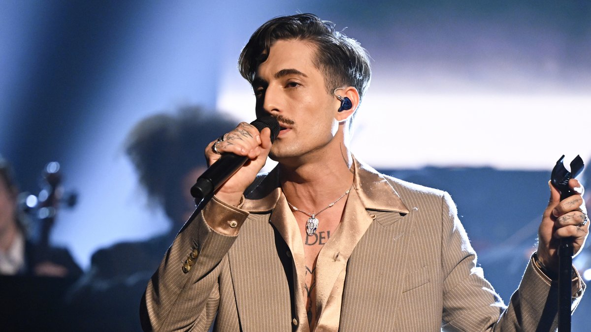 .Damiano David performs “Silverlines” 🩶 Watch the full performance ⬇️ #FallonTonight #DamianoOnFallon