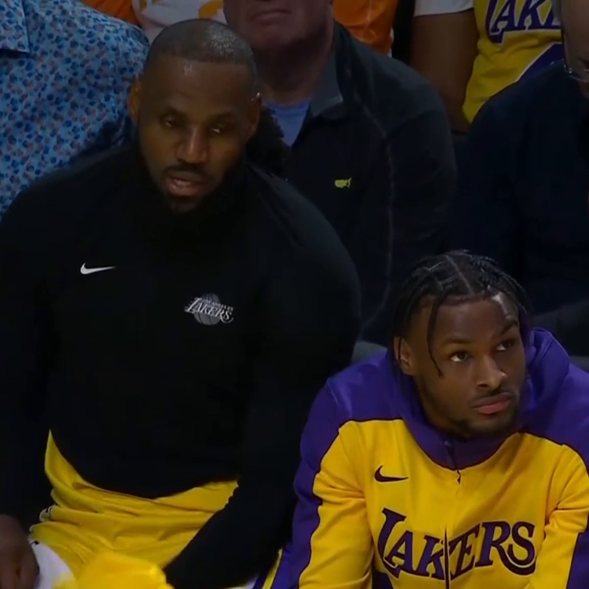 Este momento entre padre e hijo. 👨‍👦 LeBron y Bronny James son el primer dúo de padre e hijo en jugar en la NBA al mismo tiempo en la historia de la liga.