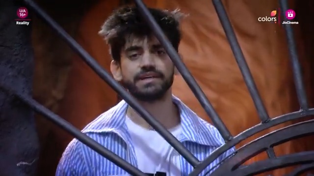Avinash ke baar baar provoke karne par Queen Chahat ne uske upar paani fenk diya.