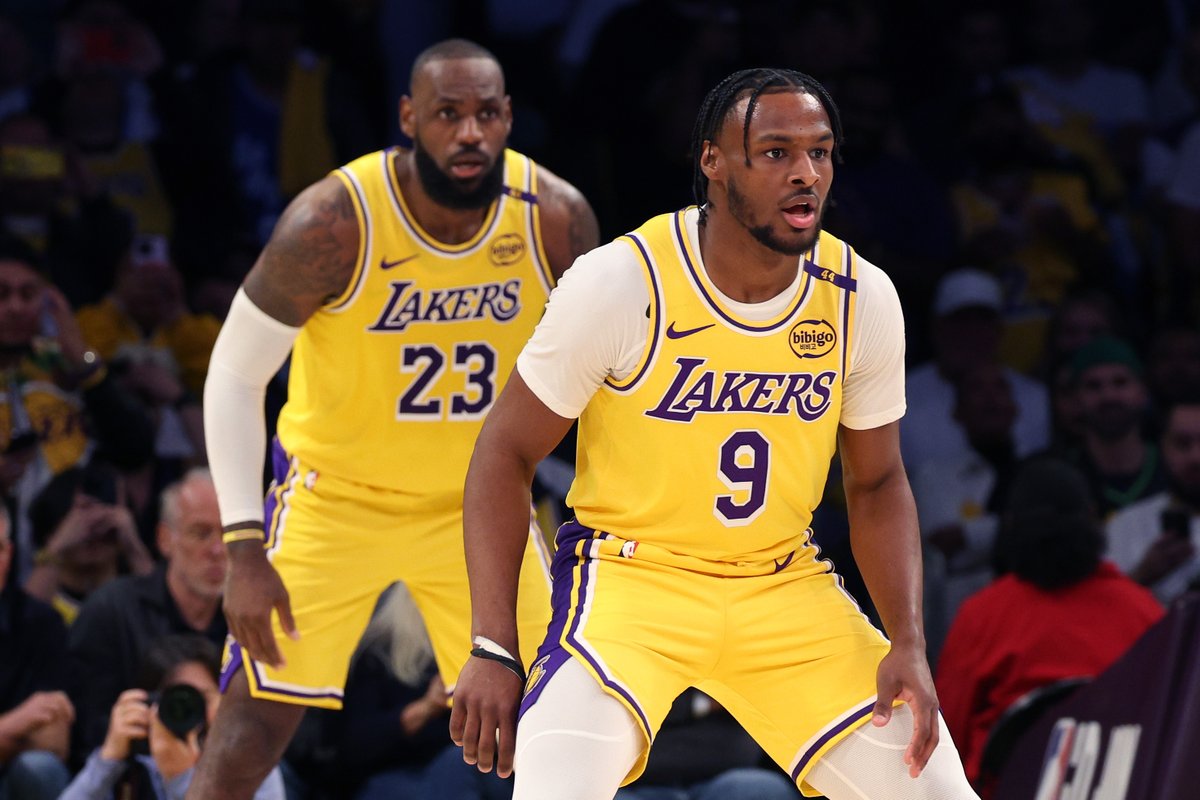 El momentazo de la noche: LeBron James y Bronny James saltando juntos a cancha Primer dúo padre-hijo en hacerlo en toda la historia de la NBA