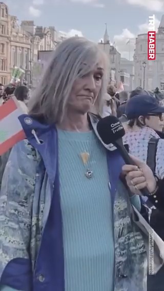 Bazı soruların cevabı zordur... İngiltere’de Gazze'ye destek için düzenlenen gösteride bir kadın, "Filistinlilere son bir mesajın olsa ne olurdu?" sorusunda gözyaşlarını tutamadı.