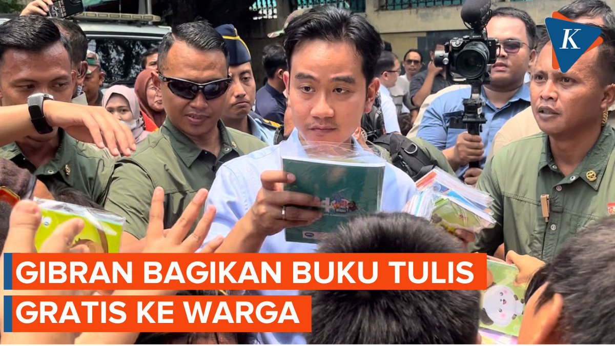 Momen Gibran Dikerubungi Warga Saat Bagikan Buku Tulis Gratis < #GibranRakabuming #Gibran