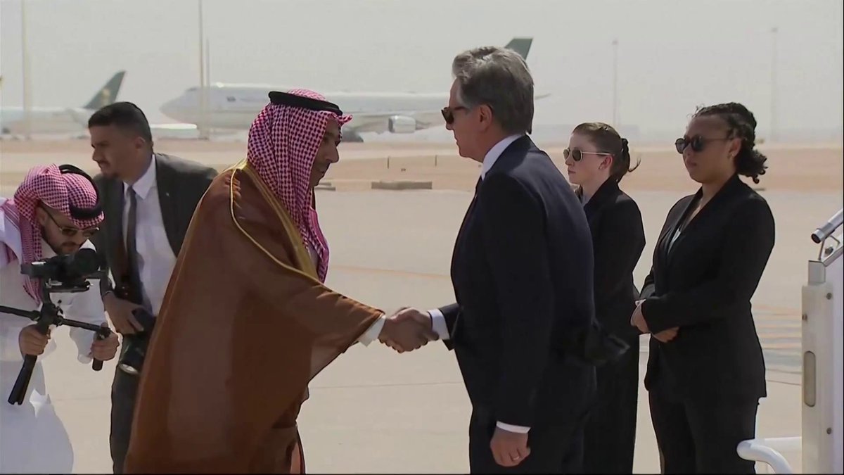 وزير الخارجية الأميركي يصل عاصمة القرار #الرياض 🇸🇦 شوفوا الإستقبال😅 بعدها يجيك kلب من المحيط البائس يقول السعودية تأخذ قراراتها من أمريكا🤣