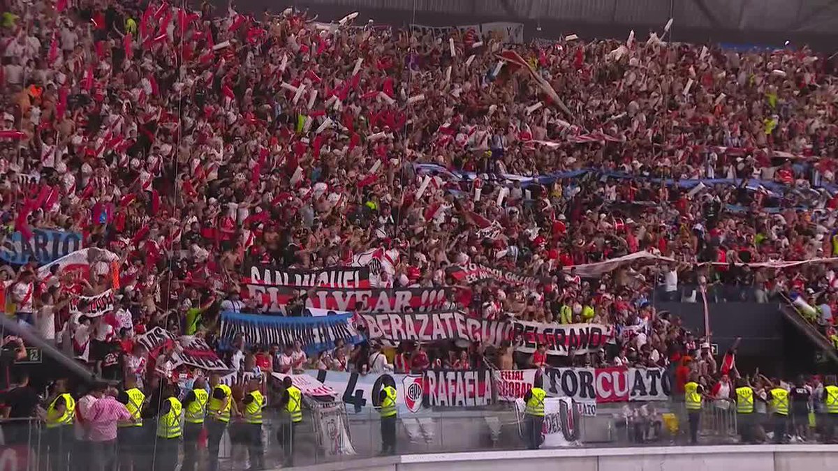 Los únicos que brillaron del minuto 0 al 90. Fui testigo de gente que viajó 50 horas de ida, y está viajando 50 de vuelta. De los que juntaron cada peso para estar. Lo de ayer también duele porque el equipo no pudo estar a la altura de semejante hinchada.