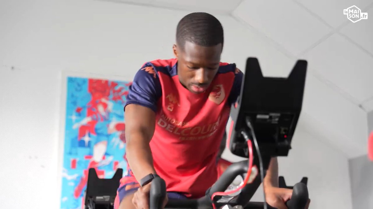𝗠𝗲𝗻𝘁𝗮𝗹 𝗱𝗲 𝗴𝘂𝗲𝗿𝗿𝗶𝗲𝗿 😤 Après une deuxième rupture des ligaments croisés, le retour avec le groupe approche pour Lamine Sy 💪 #SMCaen #TeamSMC