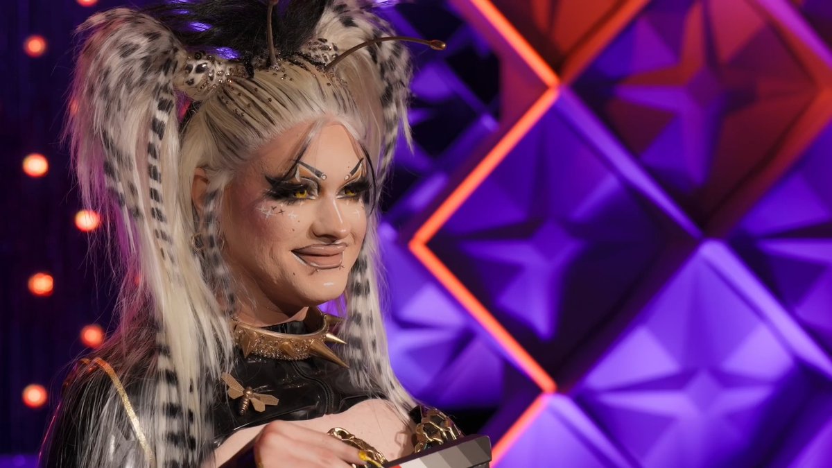 Queerdos unite 🤘: Helena Poison is alllll poison no antidote, baby ☠️ #CanadasDragRace returns Thurs, Nov 21. Where to watch: 🇨🇦: @cravecanada 🌎: WOW Presents Plus