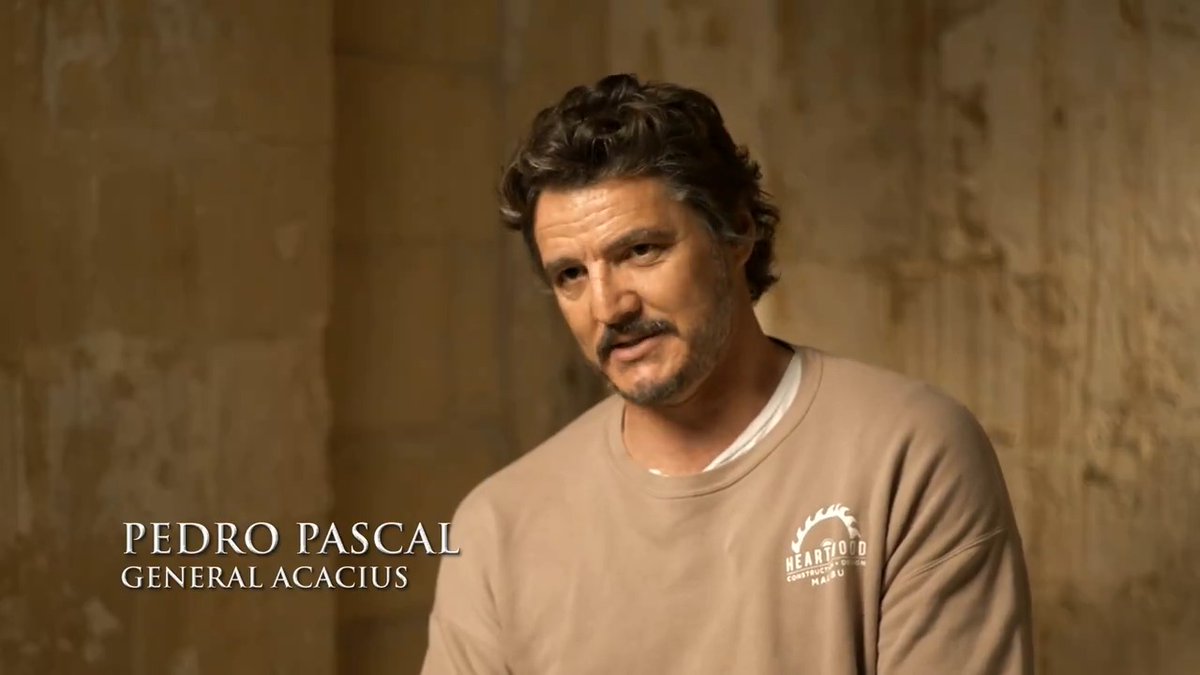 “I hate all of you, I never speak to you again” poor pedrito🤭he's just an actor and his back is killing him.