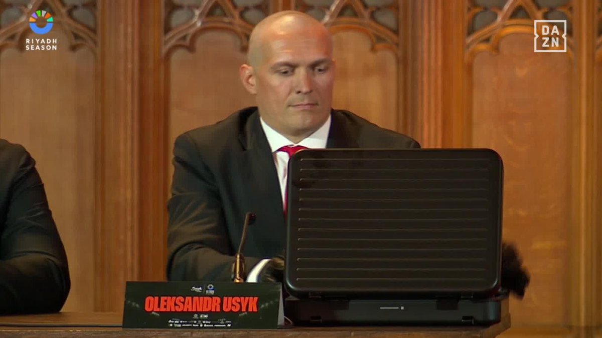 Usyk had a picture of him punching Tyson Fury in his briefcase and then made him sign it 😭😭