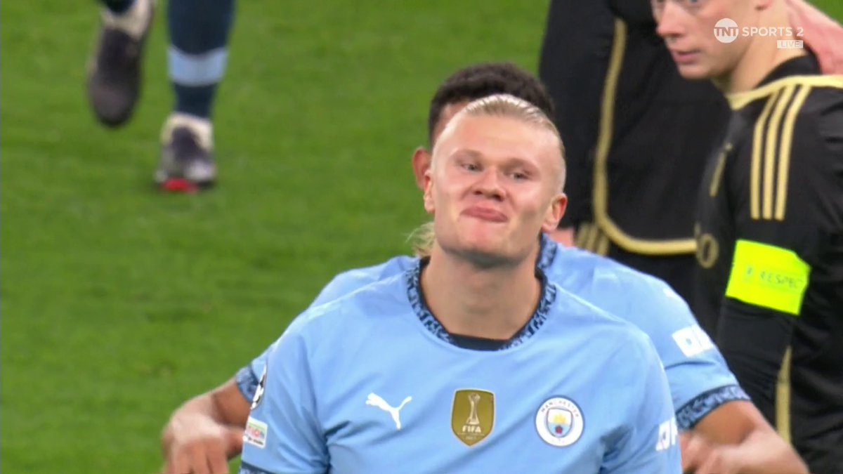 ACROBATIC BACK-HEEL! 🤯 43 goals in 42 Champions League games for Erling Haaland... and this one was scored in style 🤖 📺 TNT Sports &amp; discovery+ UK