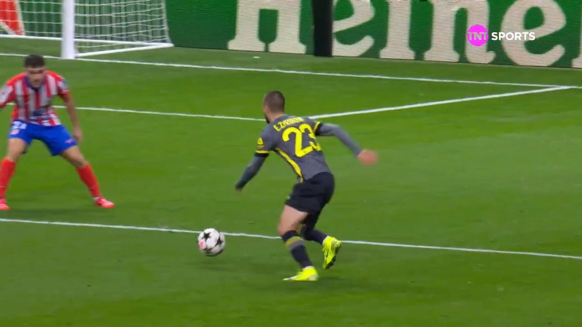 ELE FEZ O GOL E MANDOU SINAL DE SILÊNCIO PRA TORCIDA DO ATLETI! 🤫🤫 Zhegrova empatou pro Lille e saiu provocando os donos da casa! Que personalidade! Atlético de Madrid x Lille é EXCLUSIVO na @streammaxbr ( 🔥 #CasaDaChampions 🎙️: Rodrigo Bitar