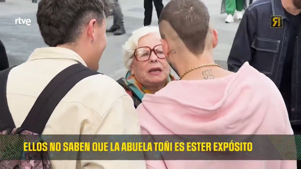 🫢 Hemos disfrazado a Ester Expósito para que saliese a la calle y que la gente hablase de ella, ¡¡SIN QUE SUPIERAN QUE ESTABAN HABLNDO CON ELLA!! #LaRevuelta