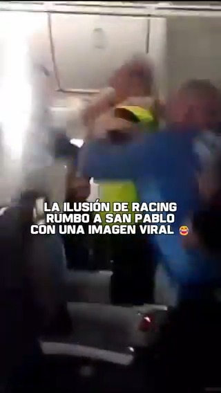 ¡Se sumaron hasta los trabajadores del avión! Atención a este espectacular momento en uno de los vuelos de Racing rumbo a San Pablo, para las semifinales de la CONMEBOL #Sudamericana ante Corinthians.