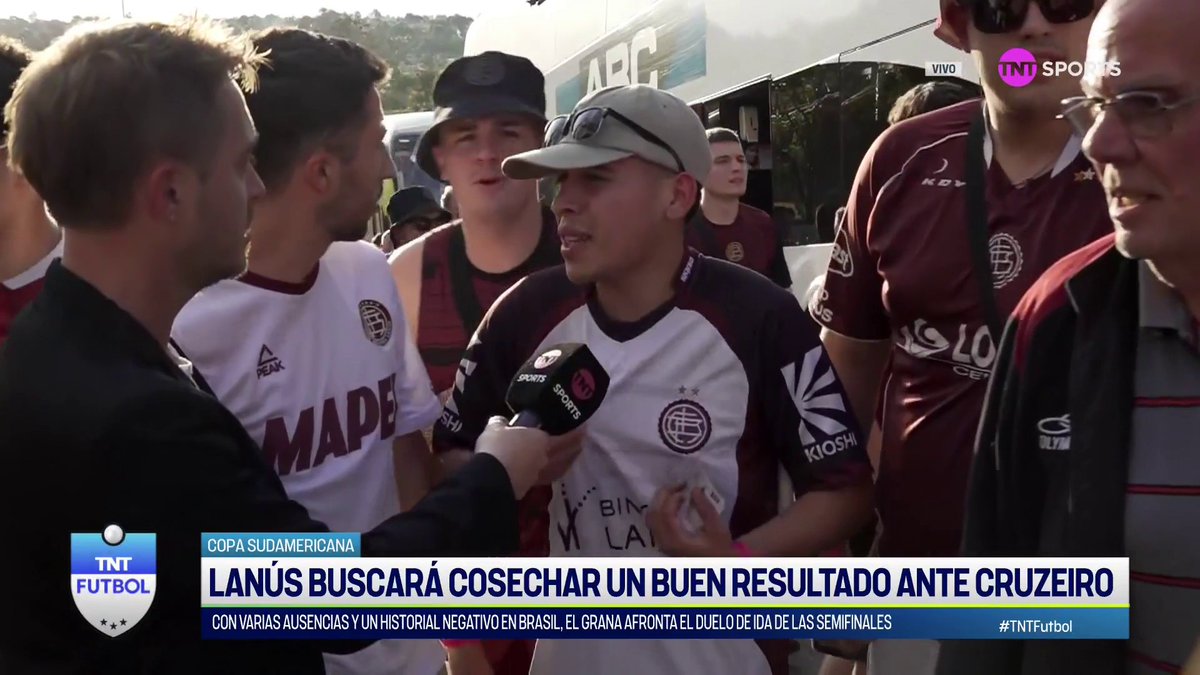 “Nos tratan como mierda. ¿Por qué? Saqué el celular para grabar un video y mandarle a un amigo, y la policía te dice: ‘Guardá eso o te lo saco y te mando a Argentina devuelta’. Hoy Argentina tiene que alentar por Lanús, estamos representando”. 🇦🇷👏🏻