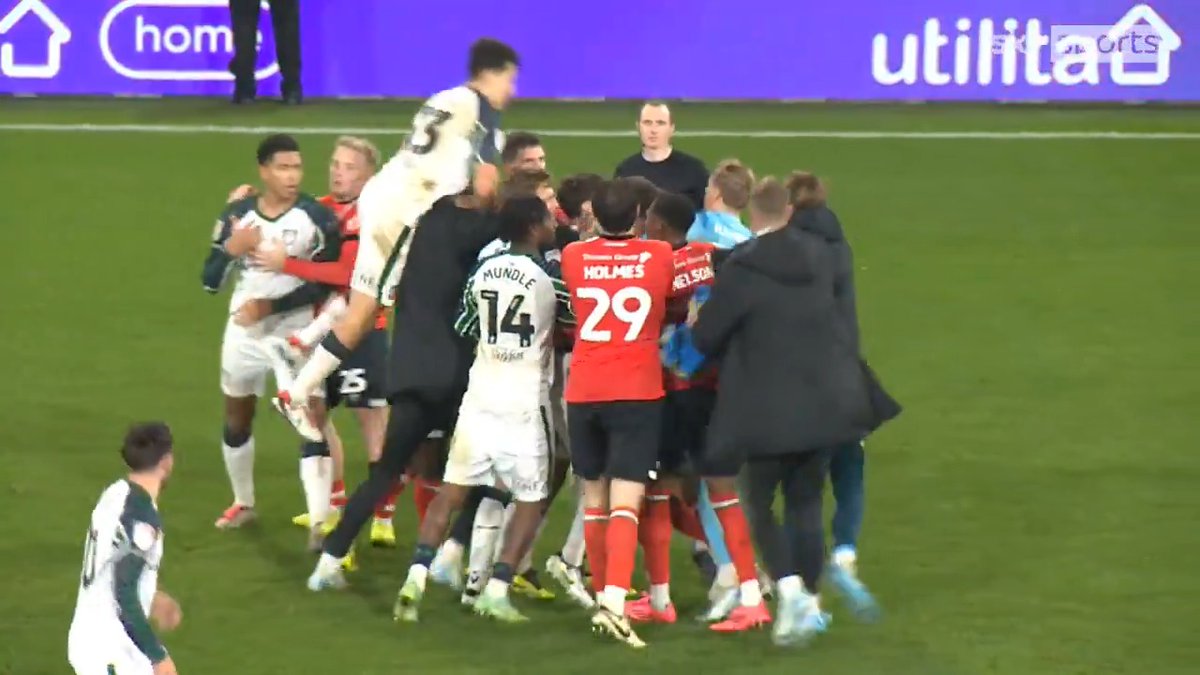 Watch as Sunderland captain Luke O'Nien JUMPS in to full-time brawl at Kenilworth Road! 💥