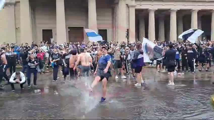 ¡LOCURA TRIPERA BAJO EL AGUA! La gente de Gimnasia delira en la previa del partido ante Boca en Rosario por la #CopaArgentina.