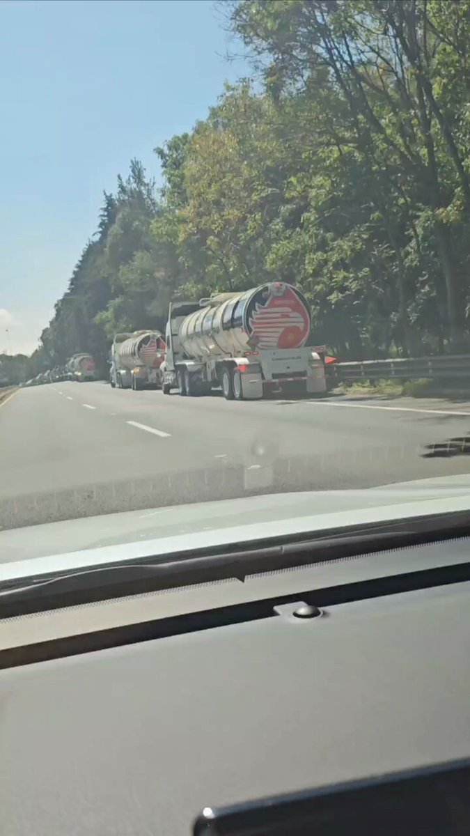 Hoy fui a Zona Esmeralda en Atizapán de Zaragoza, de regreso pude captar esto. ¡Ojo! No grabé desde un principio, las pipas por mucho eran el doble. Le exijo al Gobierno de México una explicación. ¿Por qué y para dónde va este combustible?
