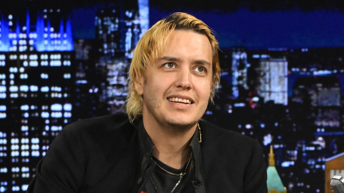 .Julian Casablancas shares what it was like working with Charli on “Mean girls” 💚 #FallonTonight