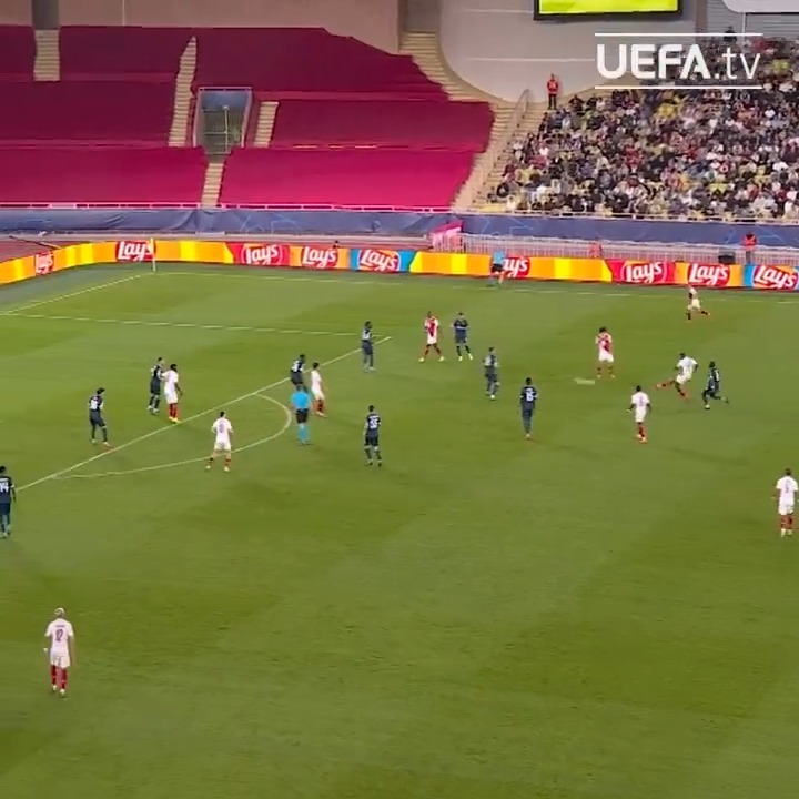 🇨🇮😨 Wilfried Singo's strike for Monaco in the Champions League. Wow! 🚀