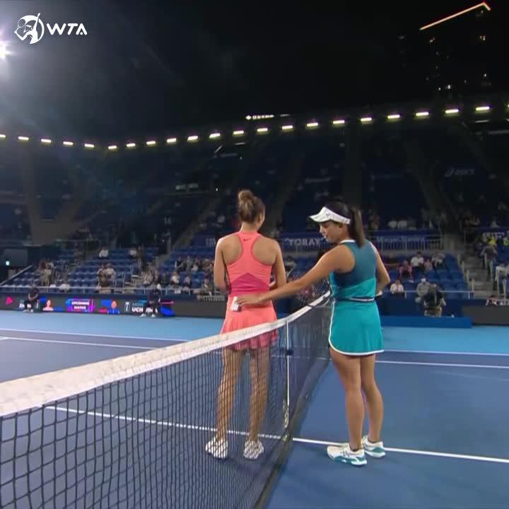 We've all been there, Qinwen...! 🏷️🤏 Zheng's opponent Uchijima points out that she left the tag on her top before their match 🤣🔝 #TorayPPO2024