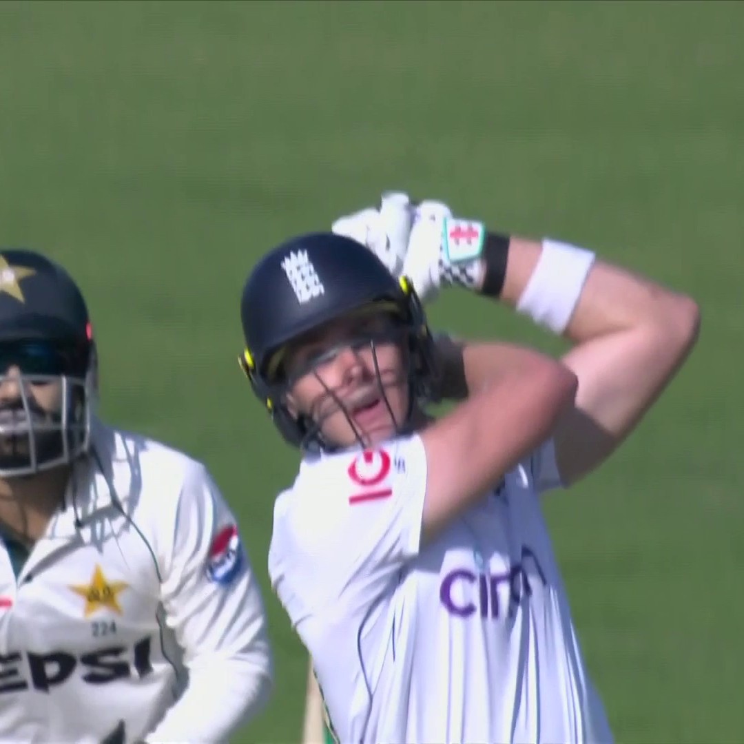 Umbrellas at the ready... Jamie Smith is making it rain sixes in Rawalpindi ☔️ 🏴󠁧󠁢󠁥󠁮󠁧󠁿 2️⃣4️⃣1️⃣-7️⃣