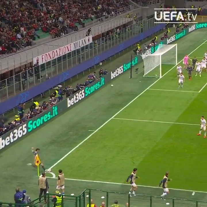 Pulisic straight from a corner 😲 #UCL