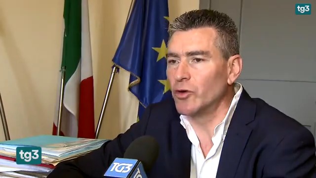 +++ Una montagna di denaro nascosti in casa +++ 500.000€ trovati a casa del sindaco di Ceccano Roberto Caligiore, di #FratellidItalia, tra le persone arrestate in provincia di Frosinone per corruzione sugli appalti del #Pnrr e l'accoglienza dei migranti