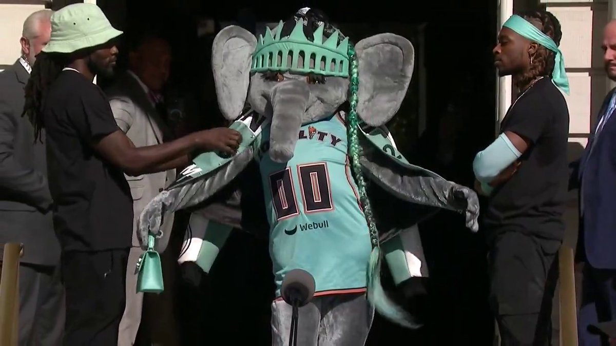 This entrance from Ellie 🔥 New York Liberty | espnW