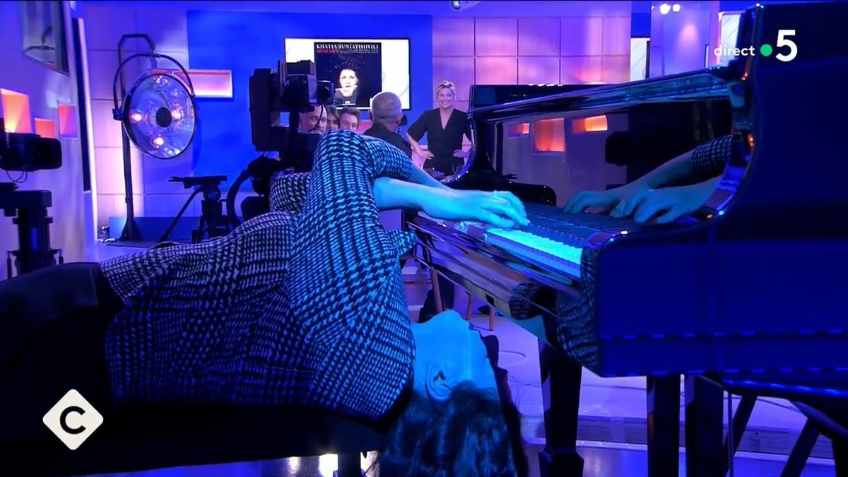 Quand Khatia Buniatishvili réalise le rêve de Anne-Elisa LEMOINE en jouant du piano…à l’envers, comme un certain Mozart 🎹 #CàVous ✨